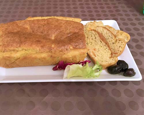 Cake au caviar de tomates et Sojami à tartiner ail & fines herbes