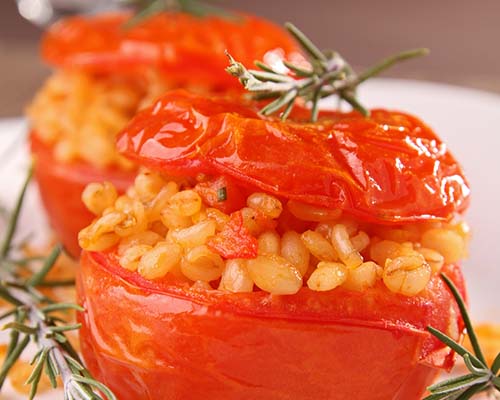 Tomates farcies, blé et Sojami à tartiner basilic