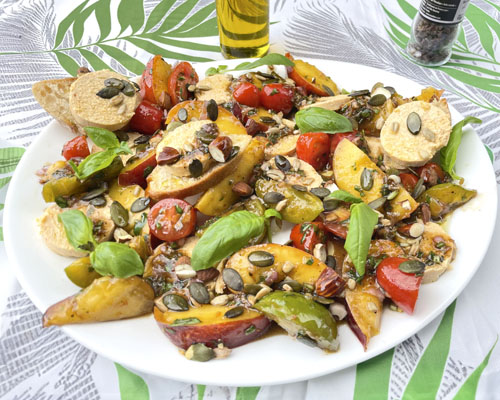 Salade d'été aux tomates, pêches et Bûchette Piment d’Espelette